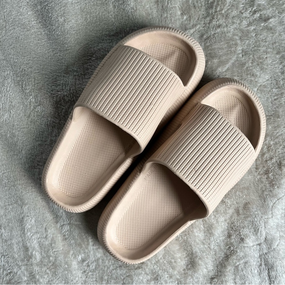Women’s Pillow Cushion Slides Size 8.5
